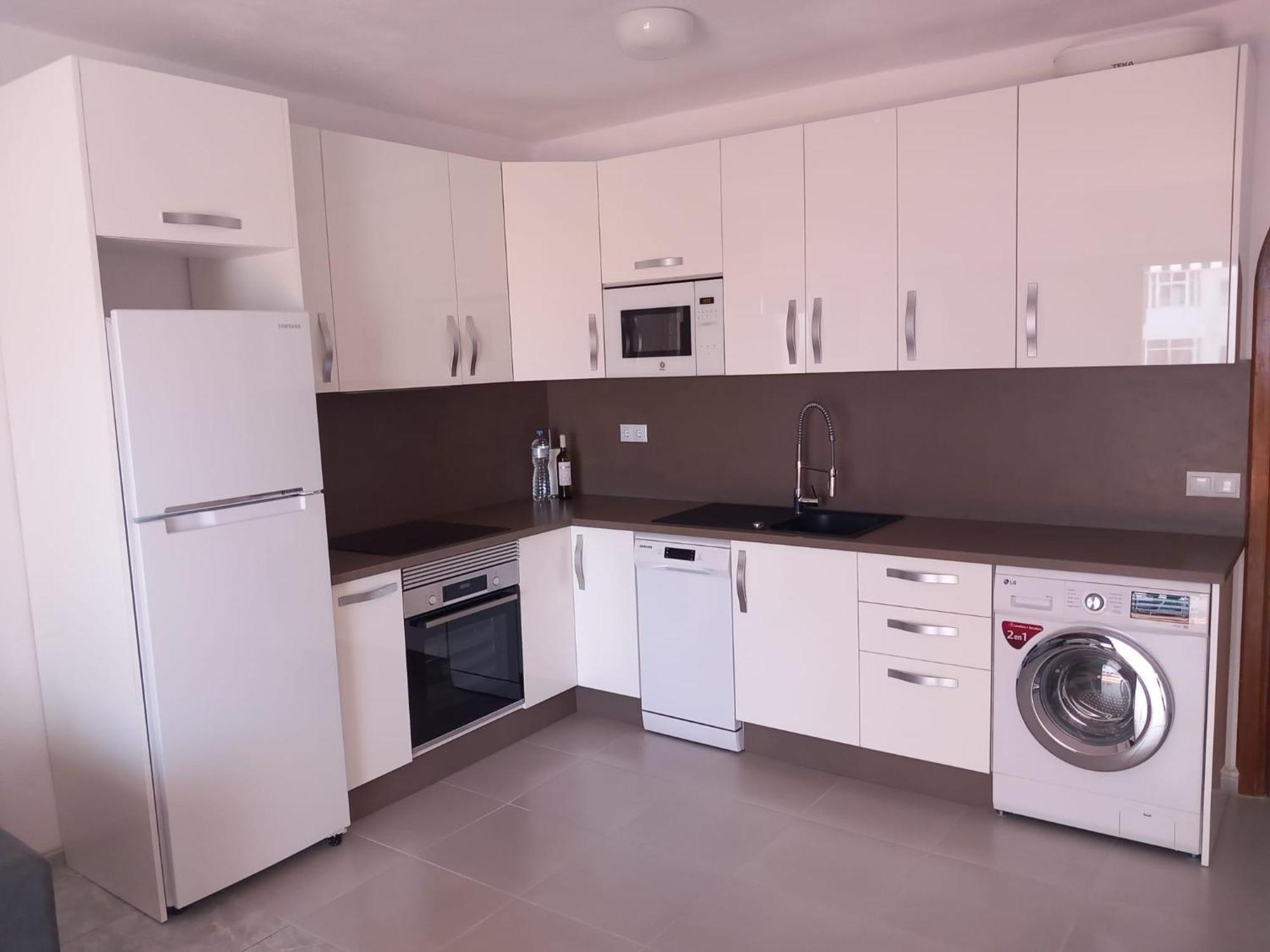 Victoria Court 2- Lovely Apartment 25 아로나 외부 사진